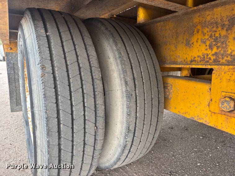 image for item NA9318 2002 Trail King TK20LP-2500 equipment trailer
