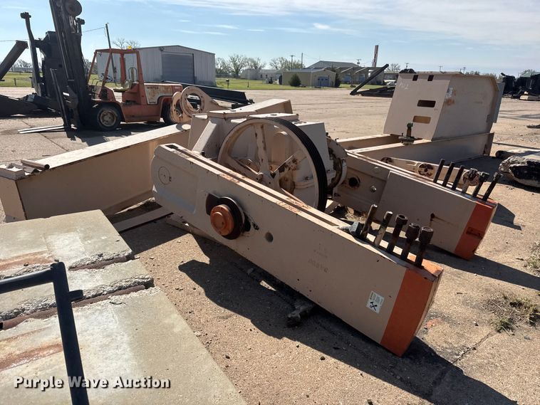 image for item NA9339 2009 Lufkin C-320D-305-100 pump jack