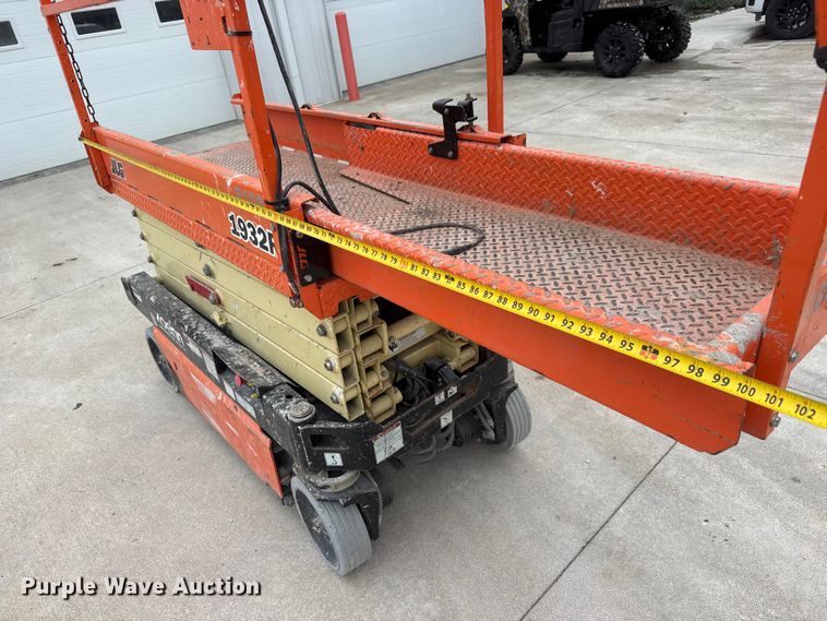 image for item NA9360 2020 JLG 1932R scissor lift