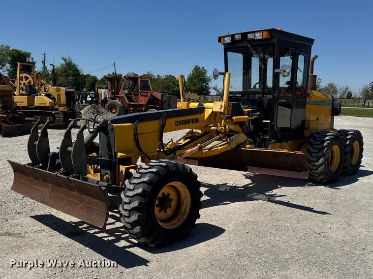 image for item OE9569 2000 Champion C70A26 motor grader