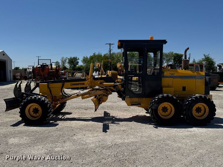 image for item OE9569 2000 Champion C70A26 motor grader