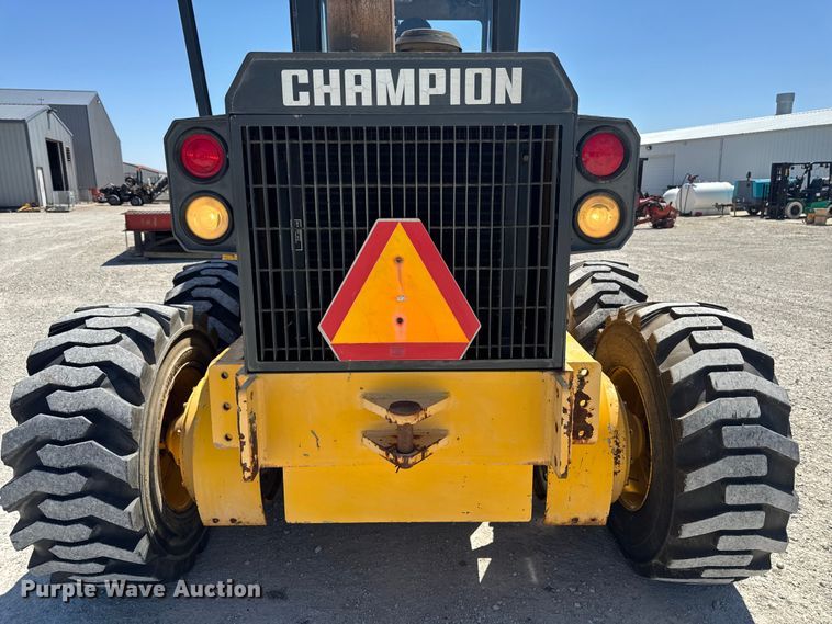 image for item OE9569 2000 Champion C70A26 motor grader