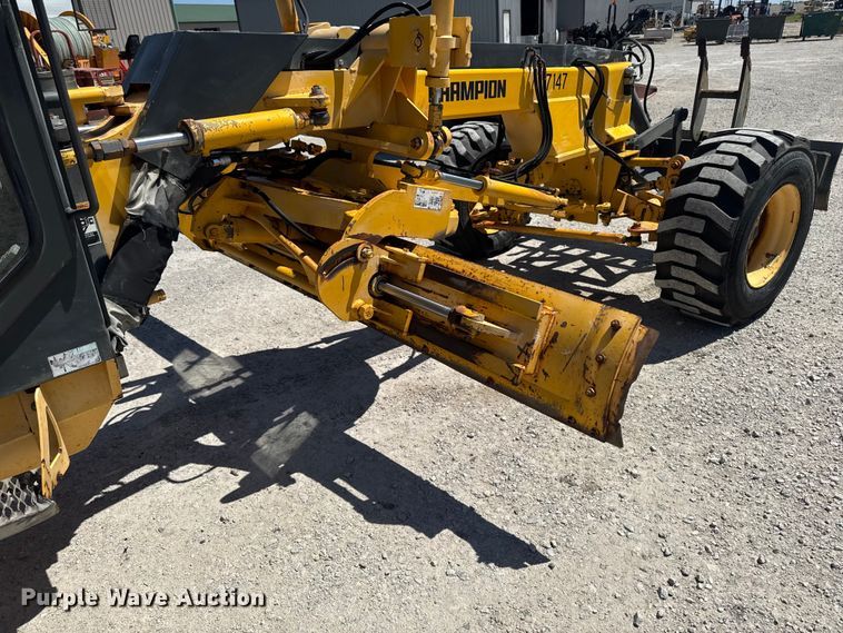 image for item OE9569 2000 Champion C70A26 motor grader