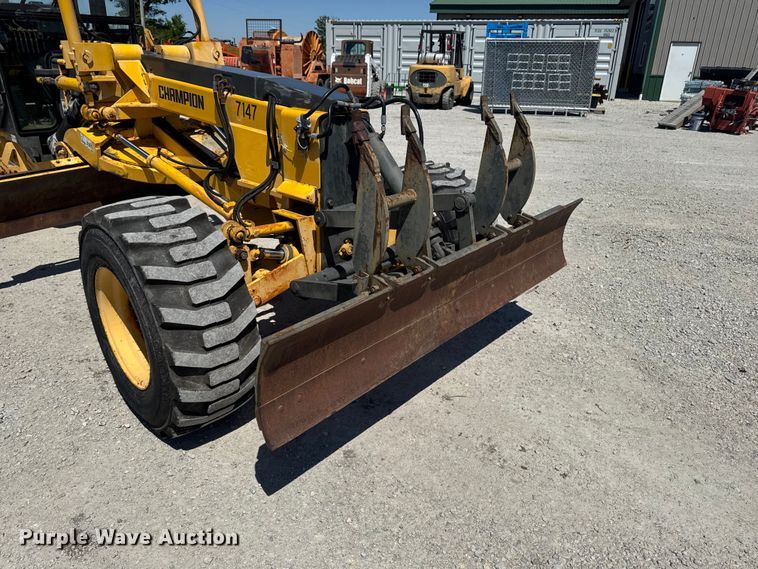 image for item OE9569 2000 Champion C70A26 motor grader