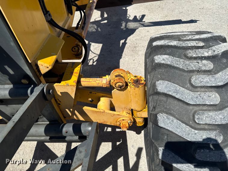 image for item OE9569 2000 Champion C70A26 motor grader