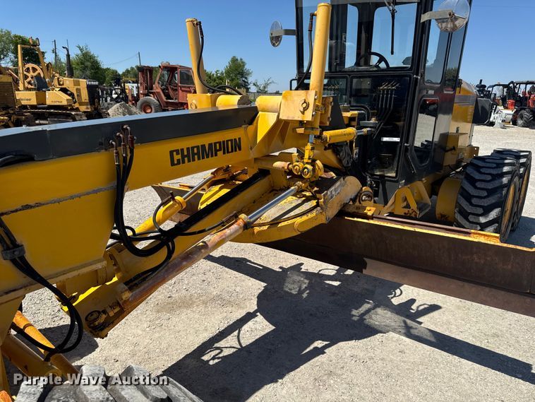 image for item OE9569 2000 Champion C70A26 motor grader