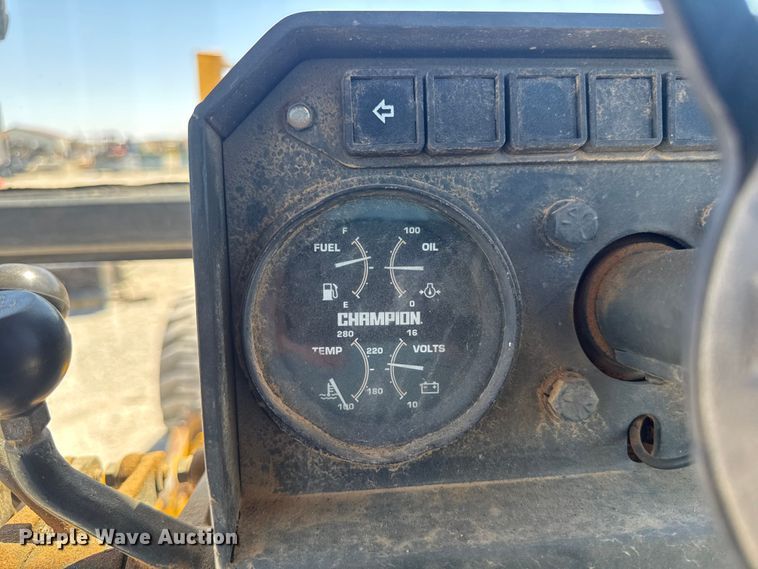 image for item OE9569 2000 Champion C70A26 motor grader