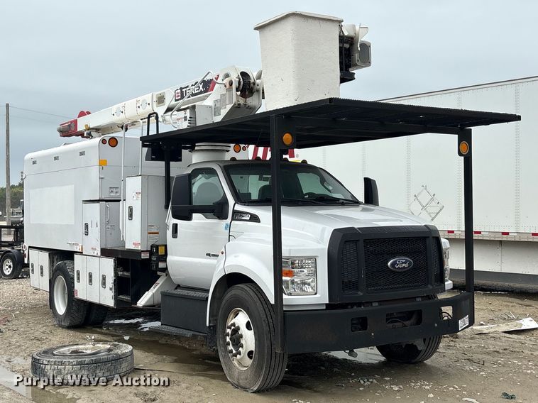 image for item YA2808 2017 Ford F750  forestry bucket truck