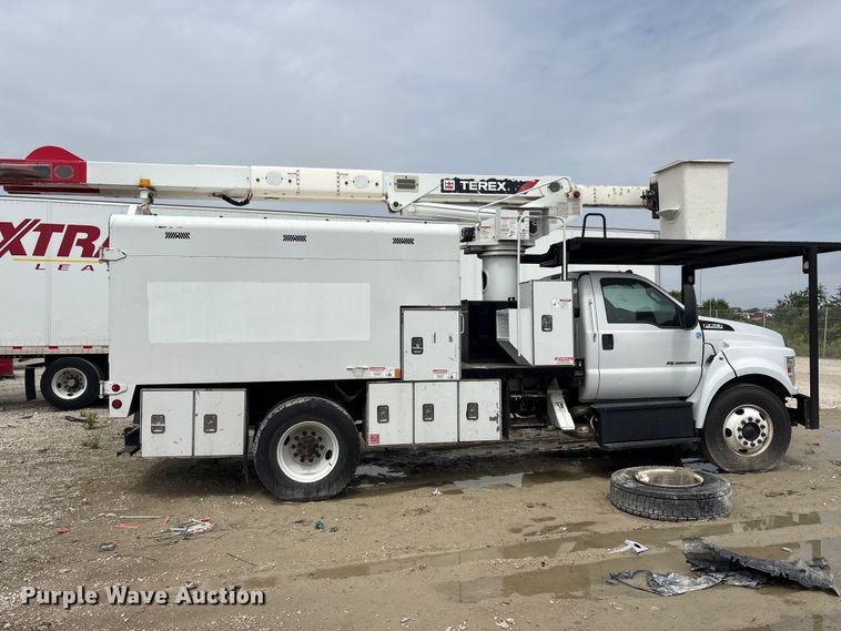 image for item YA2808 2017 Ford F750  forestry bucket truck