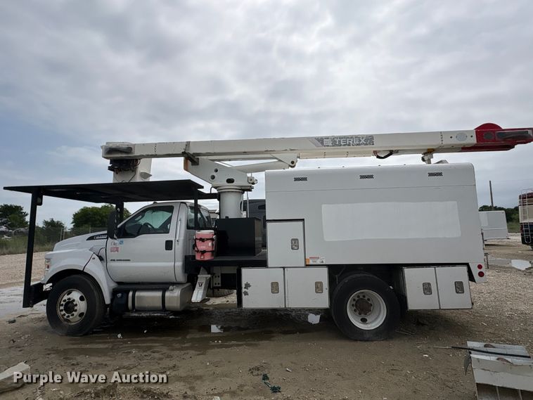 image for item YA2808 2017 Ford F750  forestry bucket truck