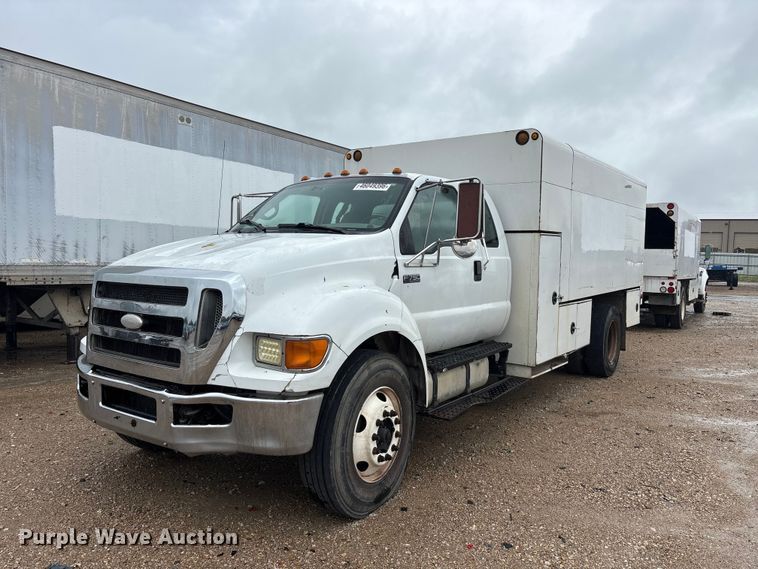 image for item YA2810 2008 Ford F750 Super Duty chipper truck