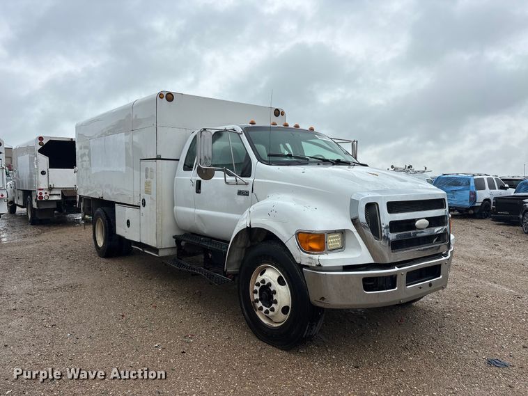 image for item YA2810 2008 Ford F750 Super Duty chipper truck
