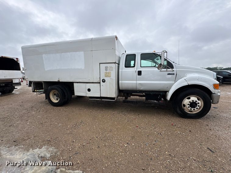 image for item YA2810 2008 Ford F750 Super Duty chipper truck