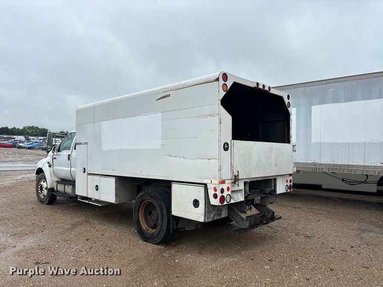 image for item YA2810 2008 Ford F750 Super Duty chipper truck