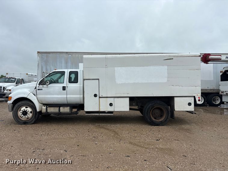 image for item YA2810 2008 Ford F750 Super Duty chipper truck