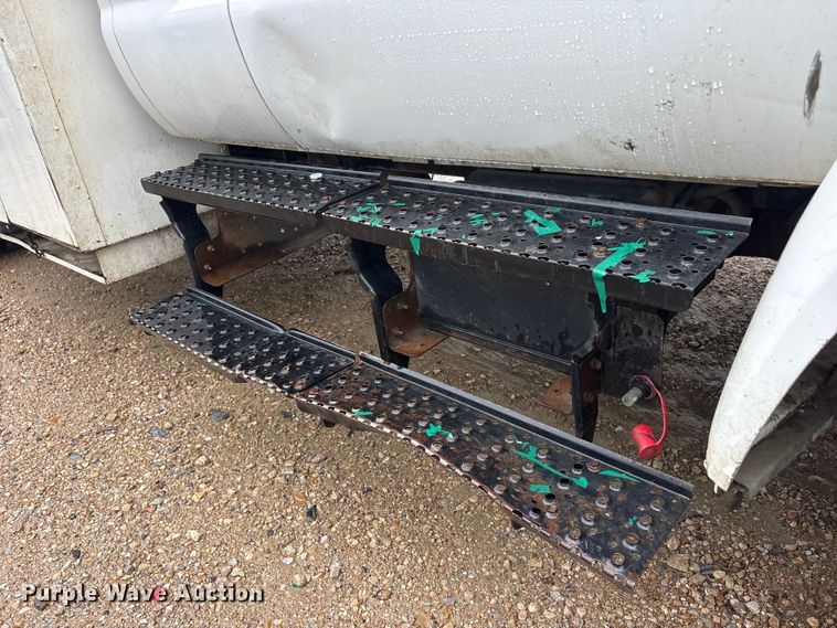 image for item YA2810 2008 Ford F750 Super Duty chipper truck