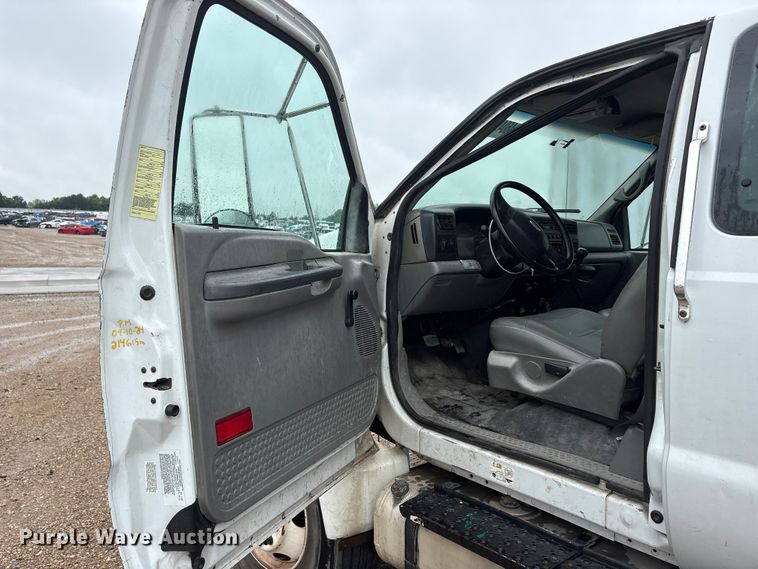 image for item YA2810 2008 Ford F750 Super Duty chipper truck