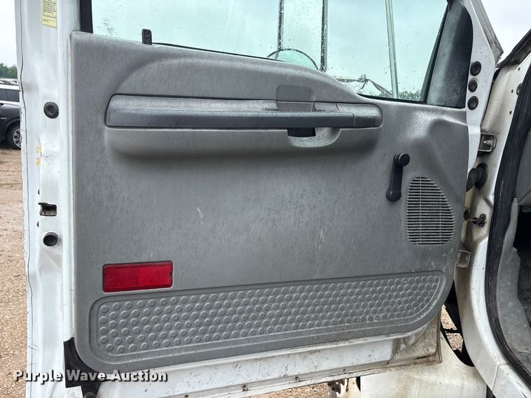 image for item YA2810 2008 Ford F750 Super Duty chipper truck