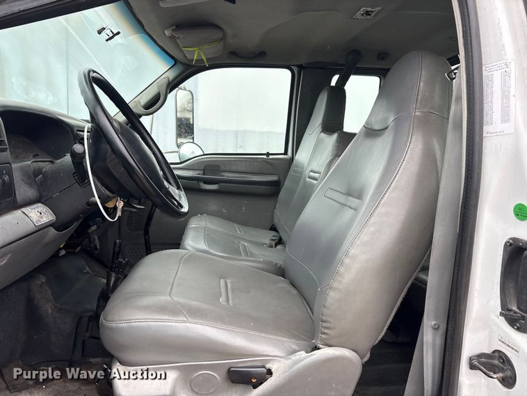 image for item YA2810 2008 Ford F750 Super Duty chipper truck