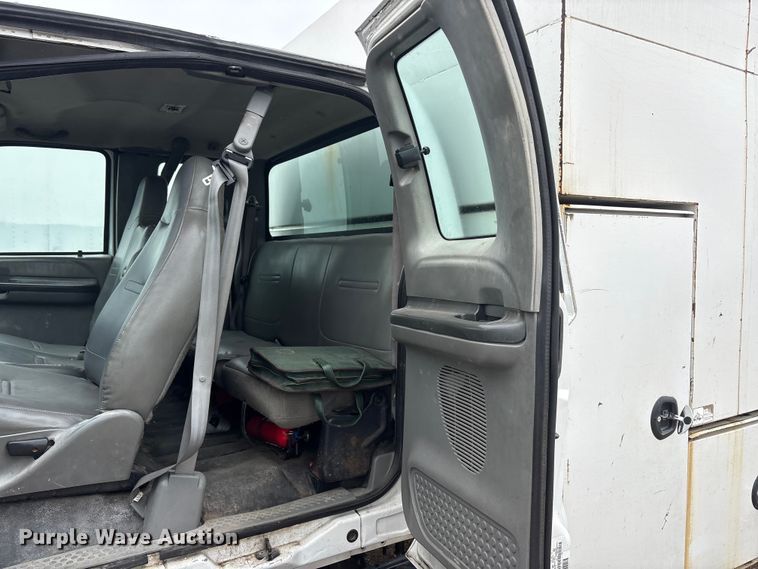 image for item YA2810 2008 Ford F750 Super Duty chipper truck