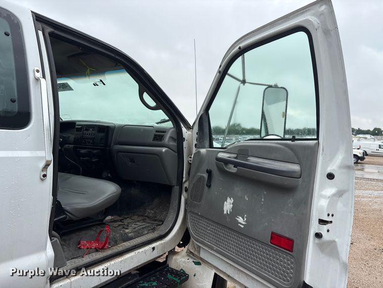 image for item YA2810 2008 Ford F750 Super Duty chipper truck