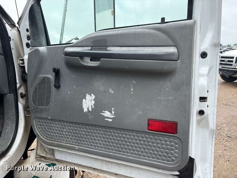 image for item YA2810 2008 Ford F750 Super Duty chipper truck