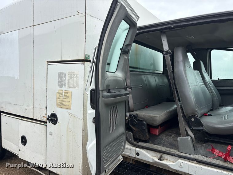 image for item YA2810 2008 Ford F750 Super Duty chipper truck