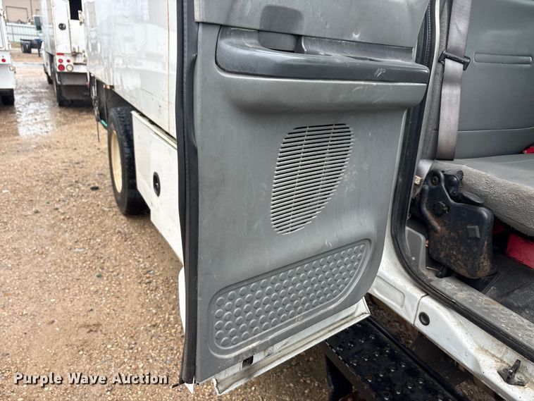 image for item YA2810 2008 Ford F750 Super Duty chipper truck