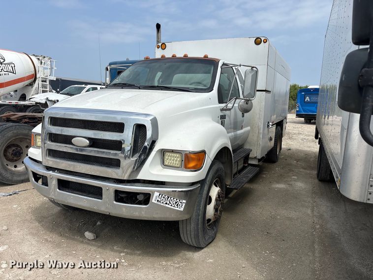 image for item YA2812 2009 Ford F750 Super Duty chipper truck