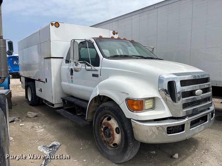 image for item YA2812 2009 Ford F750 Super Duty chipper truck