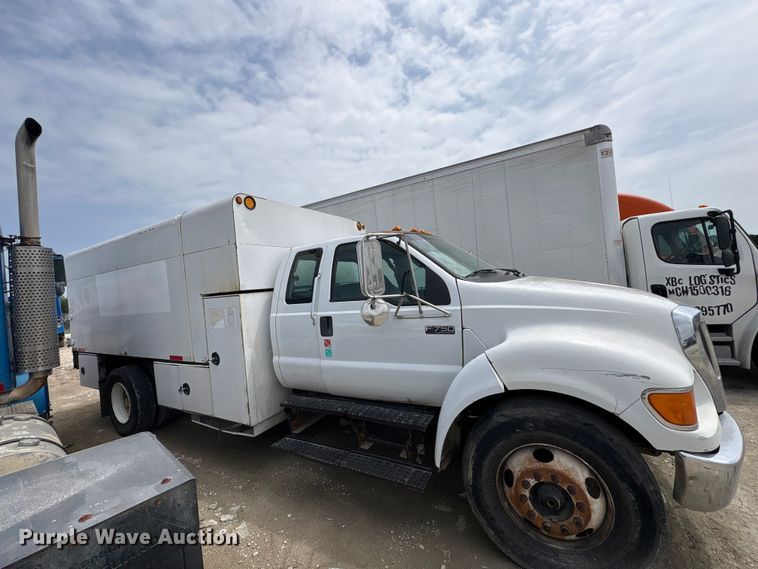 image for item YA2812 2009 Ford F750 Super Duty chipper truck