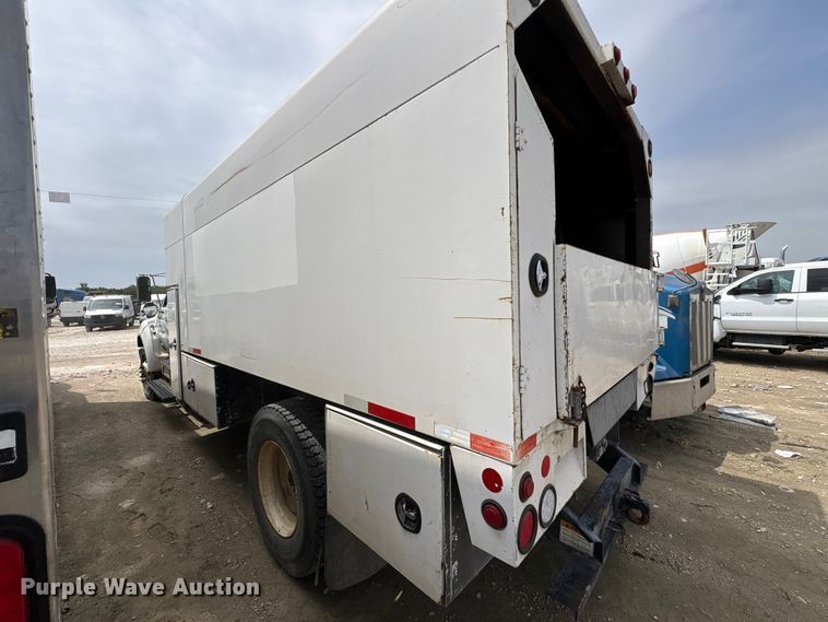 image for item YA2812 2009 Ford F750 Super Duty chipper truck