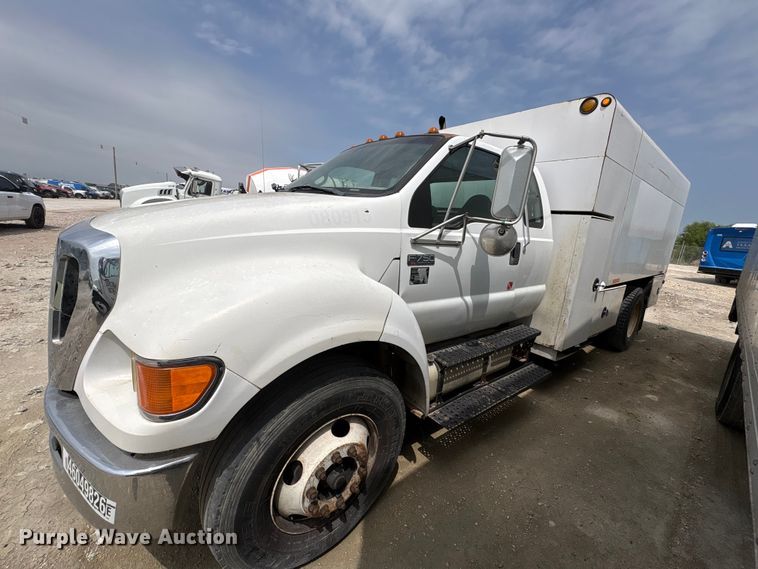 image for item YA2812 2009 Ford F750 Super Duty chipper truck