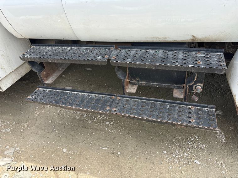 image for item YA2812 2009 Ford F750 Super Duty chipper truck