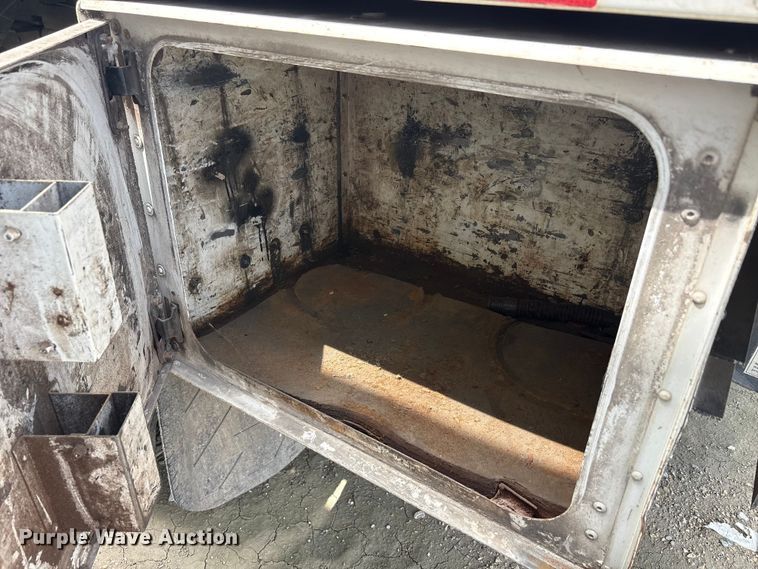 image for item YA2812 2009 Ford F750 Super Duty chipper truck