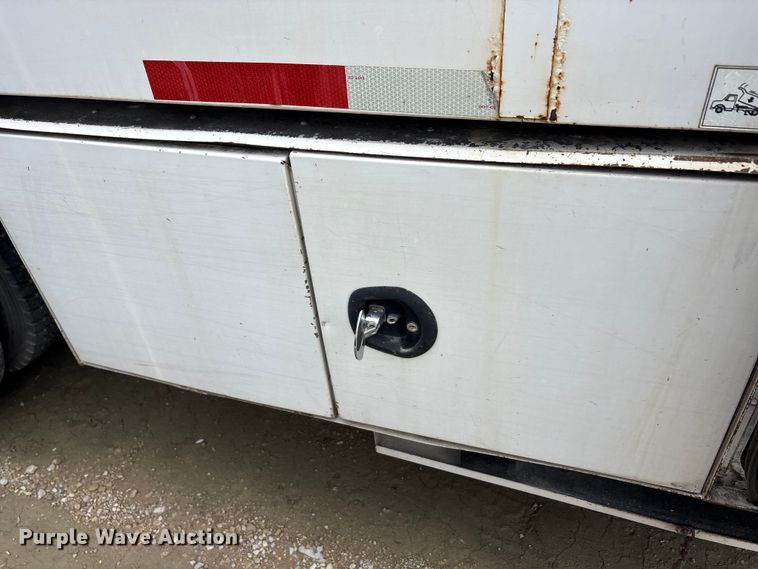 image for item YA2812 2009 Ford F750 Super Duty chipper truck