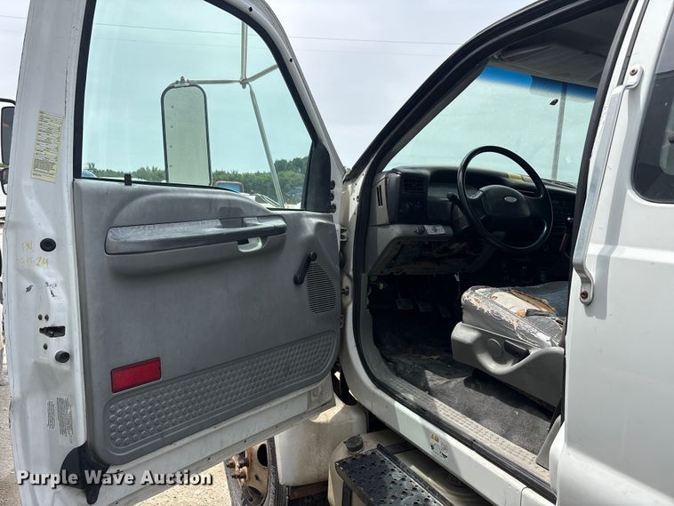 image for item YA2812 2009 Ford F750 Super Duty chipper truck
