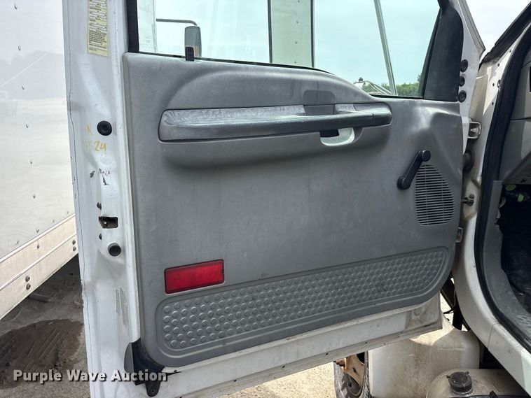 image for item YA2812 2009 Ford F750 Super Duty chipper truck
