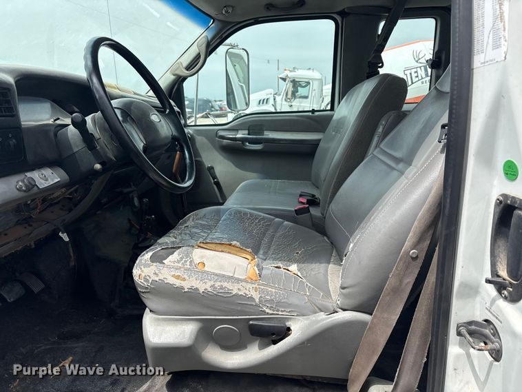 image for item YA2812 2009 Ford F750 Super Duty chipper truck