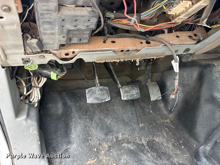 image for item YA2812 2009 Ford F750 Super Duty chipper truck