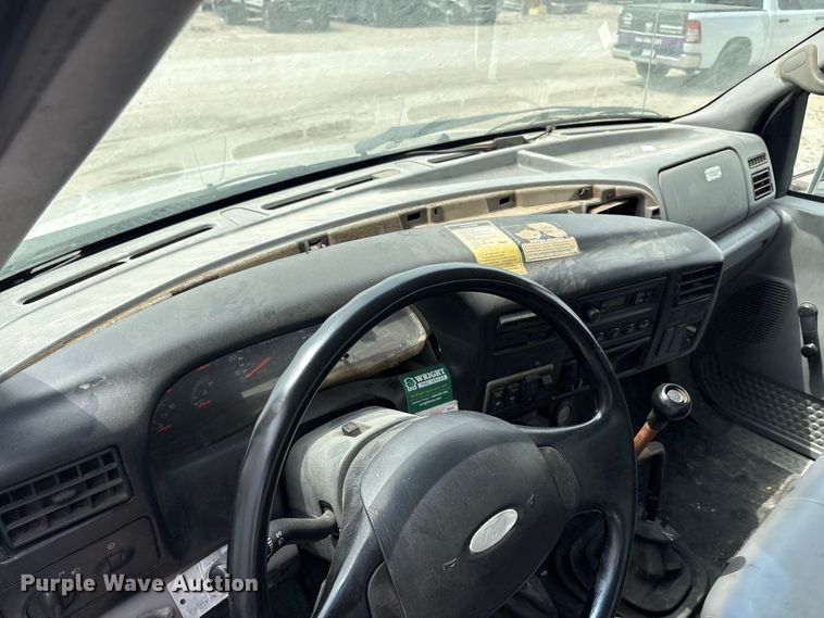 image for item YA2812 2009 Ford F750 Super Duty chipper truck