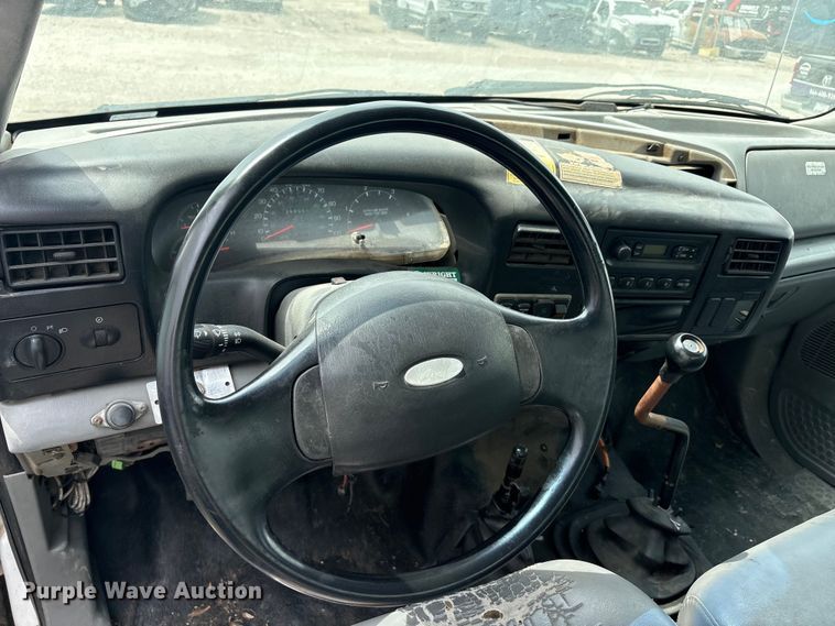image for item YA2812 2009 Ford F750 Super Duty chipper truck