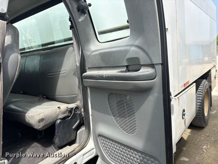 image for item YA2812 2009 Ford F750 Super Duty chipper truck