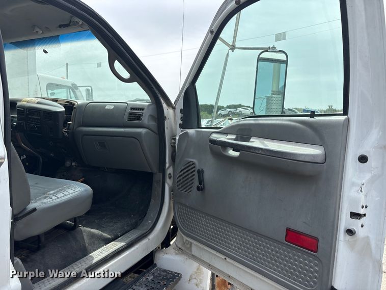 image for item YA2812 2009 Ford F750 Super Duty chipper truck