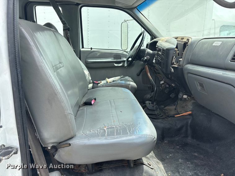image for item YA2812 2009 Ford F750 Super Duty chipper truck