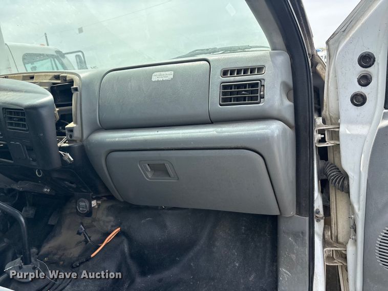 image for item YA2812 2009 Ford F750 Super Duty chipper truck