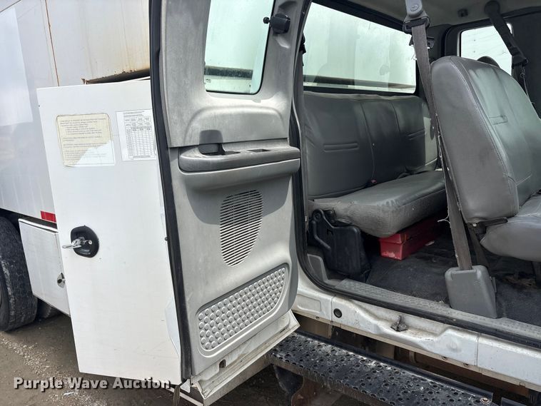 image for item YA2812 2009 Ford F750 Super Duty chipper truck