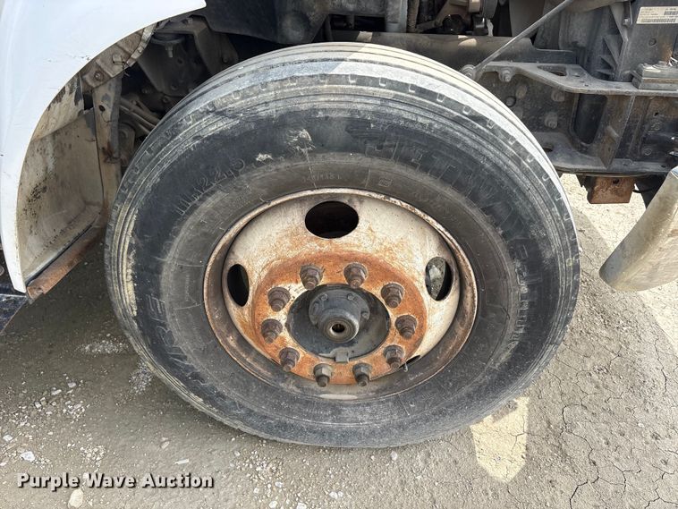 image for item YA2812 2009 Ford F750 Super Duty chipper truck