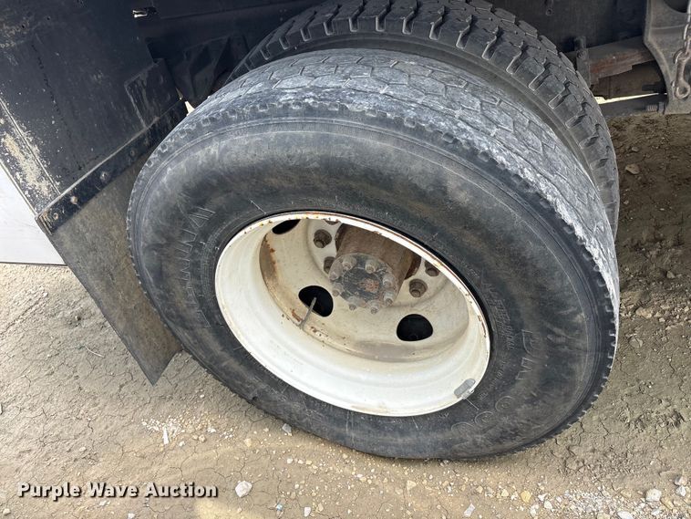 image for item YA2812 2009 Ford F750 Super Duty chipper truck