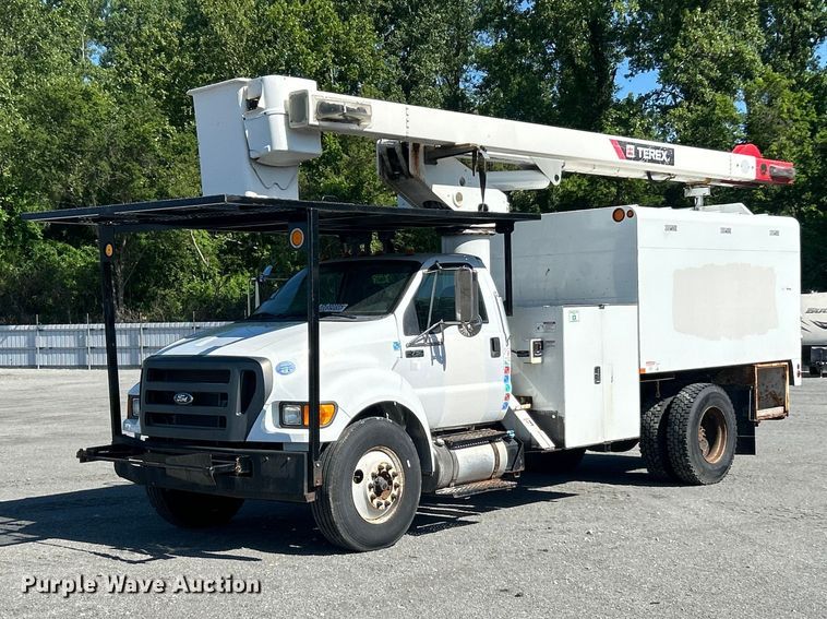 image for item YA2823 2015 Ford F750 Super Duty forestry bucket truck